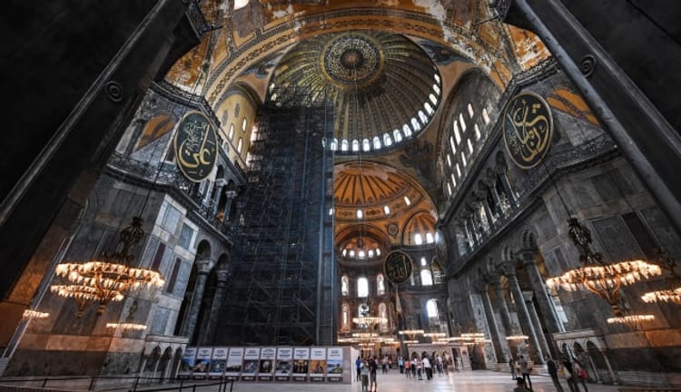 Tampak bagian dalam Hagia Sophia. | AP Photo/Emrah Gurel