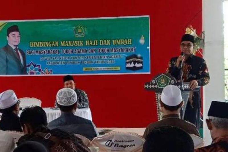 Kepala Kemenag Lombok Tengah, NTB, H Jaelani saat acara bimbingan manasik haji di Ballroom Bagren Kota Praya. (Dok. Antara)
