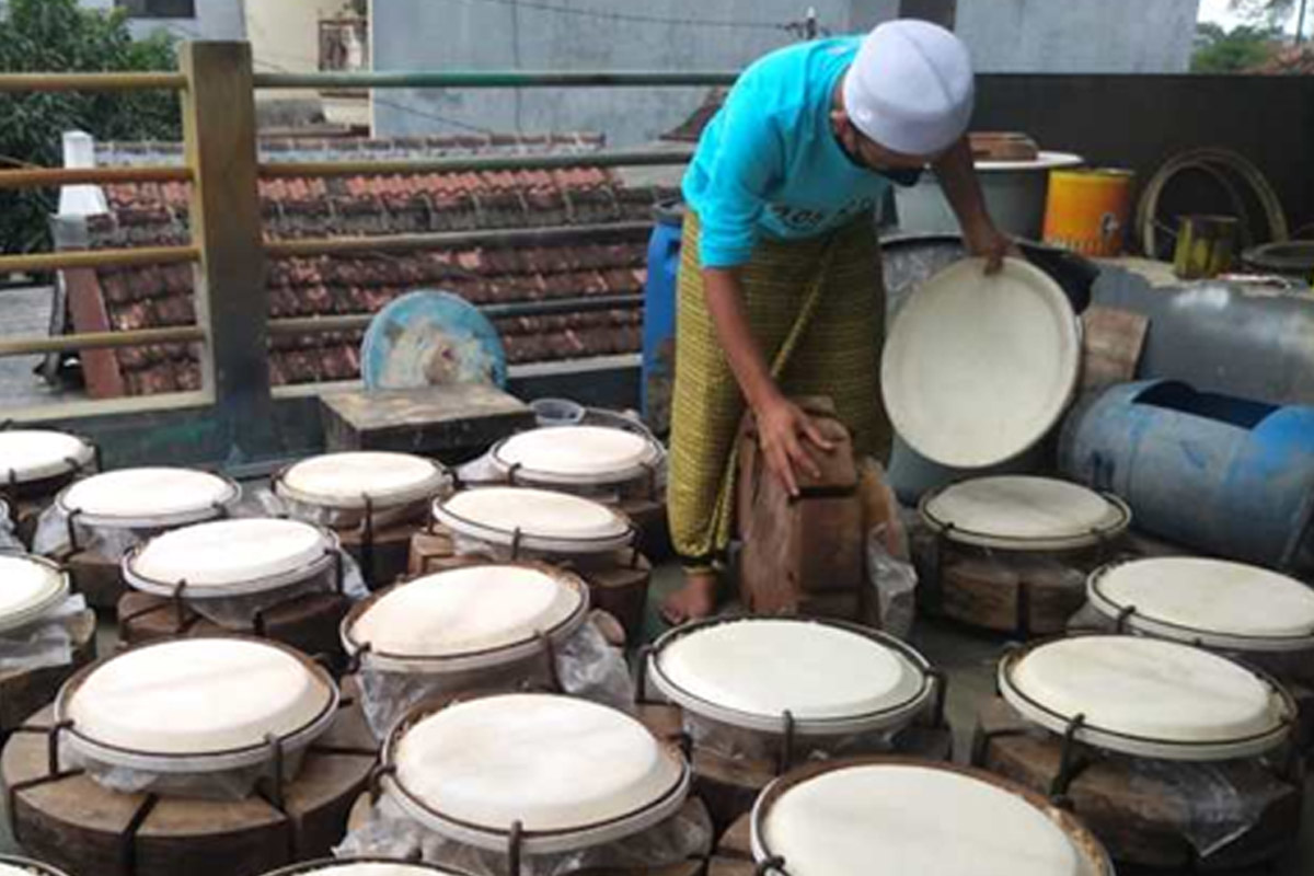 Perajin alat musik Rebana yang berada di Jalan Kyai Parseh Jaya Nomor 5 RT 3 RW 1 Kelurahan Bumiayu, Kecamatan Kedungkandang, Kota Malang ramai pesanan di bulan Ramadhan 1443 H (HAYU YUDHA/KLIKTIMES.COM)
