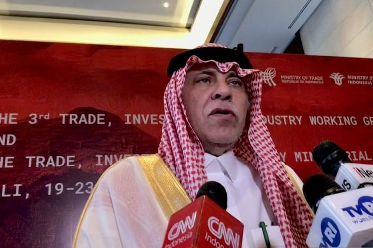 Menteri Perdagangan Arab Saudi Majid bin Abdullah Al-Qasabi menjawab pertanyaan jurnalis pada sela-sela kegiatannya menghadiri acara G20 di Nusa Dua, Badung, Bali. (Dok. Antara)