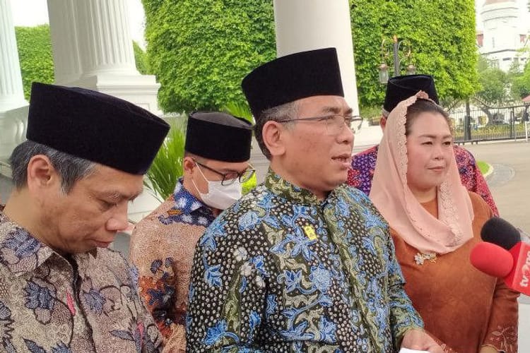 Ketua Umum Pengurus Besar Nahdlatul Ulama (PBNU) K.H. Yahya Cholil Staquf (ketiga kiri) memberi keterangan kepada awak media di lingkungan Istana Kepresiden Jakarta, Kamis (22/9/2022), seusai beraudiensi dengan Presiden Joko Widodo. Dok. ANTARA