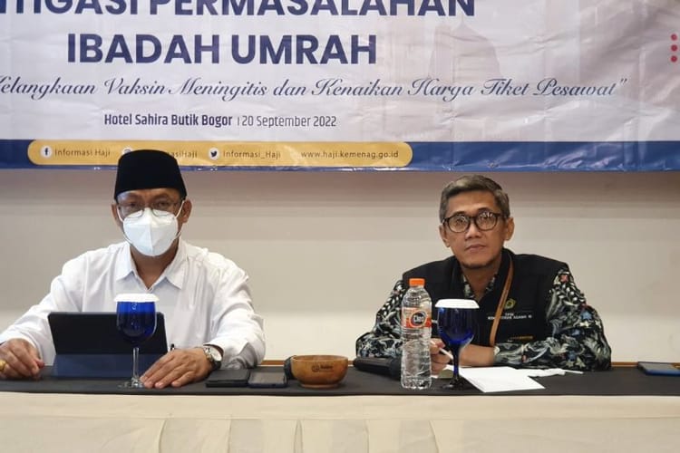 Direktur Umrah dan Haji Khusus Kementerian Agama Nur Arifin (kiri) dalam Focus Group Discussion (FGD) bersama Asosiasi Penyelenggara Perjalanan Ibadah Umrah (PPIU) di Bogor, Selasa (20/9/2022). 