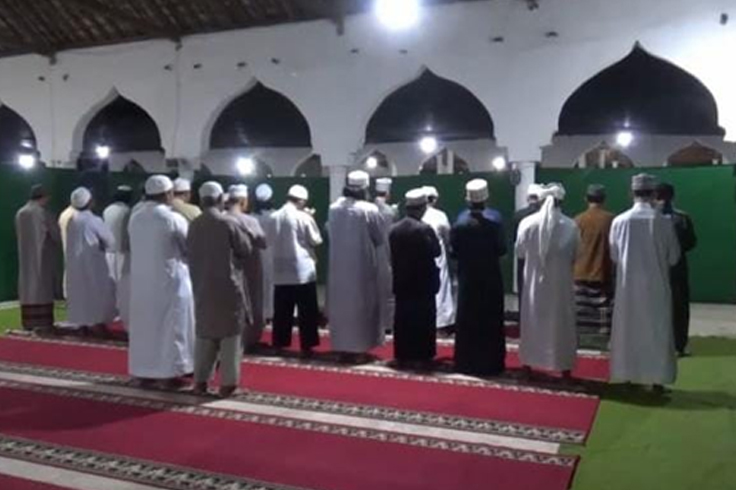 Suasana pelaksanaan Shalat Tarawih hingga 8 jam. (Dok. Kliktimes.com/rin).