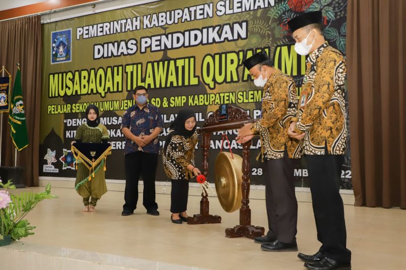 Bupati Sleman Kustini Sri Purnomo membuka MTQ tingkat SD dan SMP yang diselenggarakan Dinas Pendidikan Sleman, Rabu (28/9/22). Dok. ANTARA