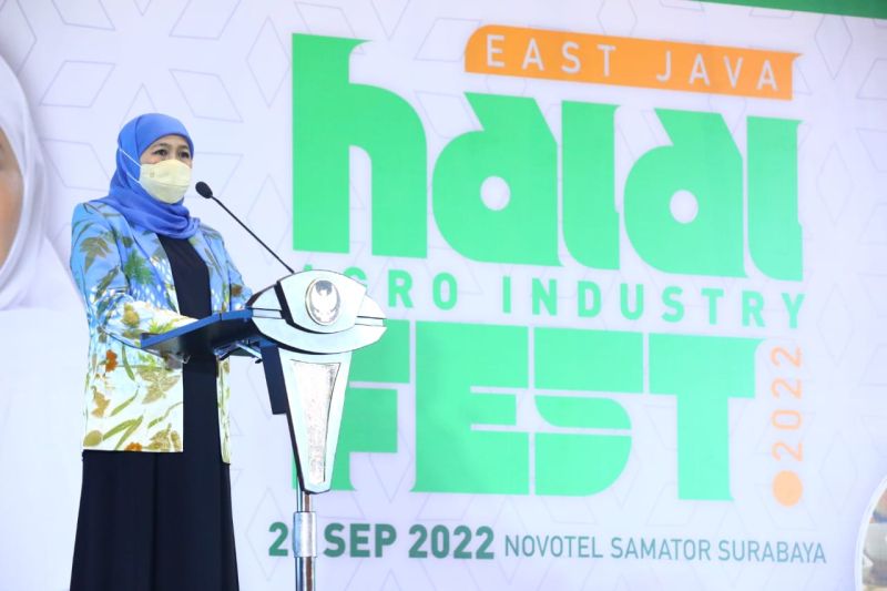 Gubernur Jawa Timur Khofifah Indar Parawansa saat membuka East Java Halal Agro Industry Festival 2022 di Surabaya. (Dok. Antara)