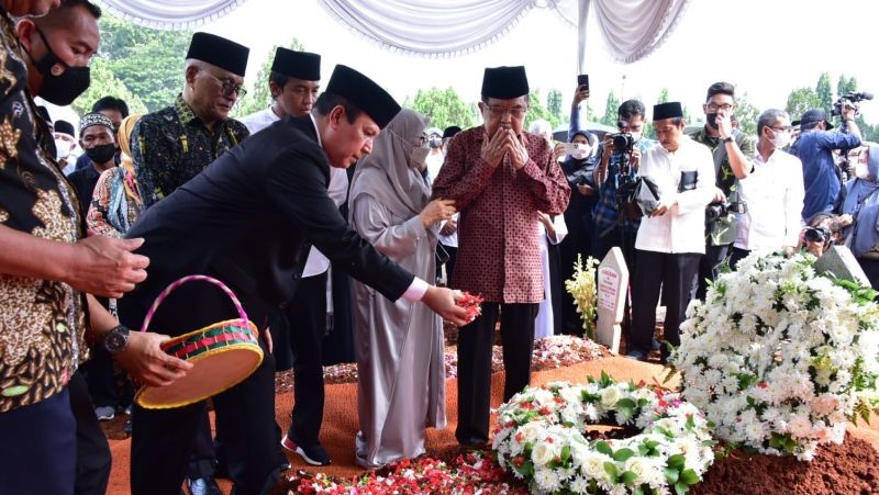 Kepala BNPT Komjen Polisi Boy Rafli Amar menaburi bunga di makam Ketua Dewan Pers Prof Azyumardi Azra yang dimakamkan di TMP Kalibata Jakarta, Selasa (20/9/2022). 