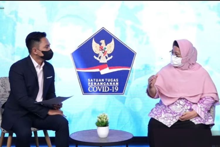 Tangkapan layar Ketua Satgas COVID-19 PB IDI Erlina Burhan (kanan) saat menjadi pembicara dalam Talkshow Mengapa Booster Masih Diperlukan yang diikuti dari YouTube BNPB di Jakarta, Senin (1992022). (Dok. ANTARA) Tangkapan layar Ketua Satgas COVID-19 PB IDI Erlina Burhan (kanan) saat menjadi pembicara dalam Talkshow Mengapa Booster Masih Diperlukan yang diikuti dari YouTube BNPB di Jakarta, Senin (1992022). (Dok. ANTARA)