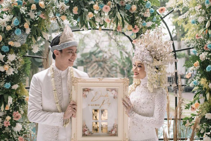 Akad Nikah – Foto Bersama Dinda Hauw dan Rey Mbayang Selesai Prosesi Akad Nikah di Villa Azila Cipayung, Jakarta Selatan (12/07/2020). ( Foto akun IG @dindahw)