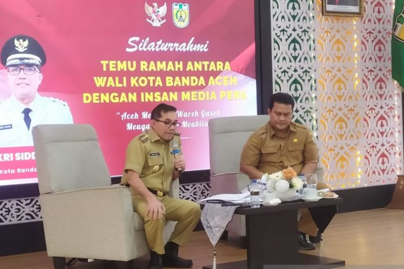 Pj Wali Kota Banda Aceh Bakri Siddiq (kiri) saat memberikan keterangan kepada pers soal rasionalisasi APBK Perubahan 2022 di Banda Aceh, Senin (17/10/2022).