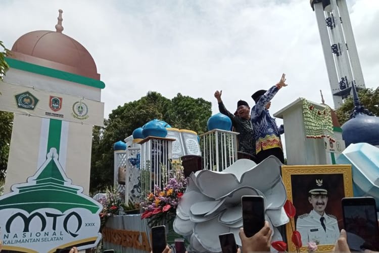 Suasana pawai taaruf MTQ Nasional Ke-29 Tahun 2022 di Kalsel di Kota Intan Martapura Kabupaten Banjar, Selasa yang diikuti kafilah dari berbagai provinsi menggunakan mobil hias, (11/10/2022). (Dok. Antara) Suasana pawai taaruf MTQ Nasional Ke-29 Tahun 2022 di Kalsel di Kota Intan Martapura Kabupaten Banjar, Selasa yang diikuti kafilah dari berbagai provinsi menggunakan mobil hias, (11/10/2022). (Dok. Antara)