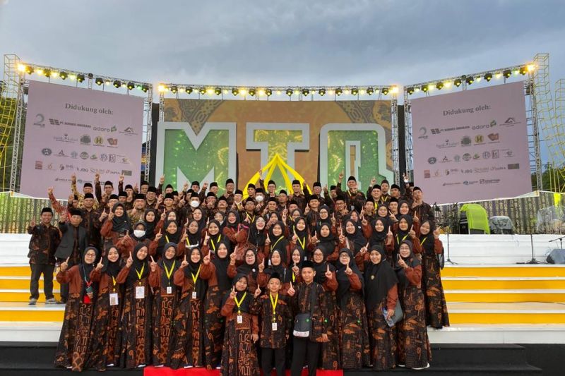 Para kafilah Jawa Timur yang menjadi juara umum pada Musabaqah Tilawatil Quran Nasional (MTQN) ke-29 di Banjarmasin, Kalsel, Rabu (19/10/2022). (FOTO ANTARA/HO-Pemprov Jatim)