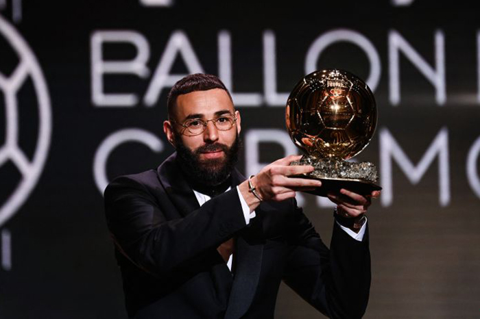 Pemain Real Madrid Karim Benzema menerima penghargaan Ballon d'Or 2022 dalam sebuah acara penganugerahaan di Theatre du Chatelet, Paris pada 17 Oktober 2022 (ANTARA/AFP/FRANCK FIFE)